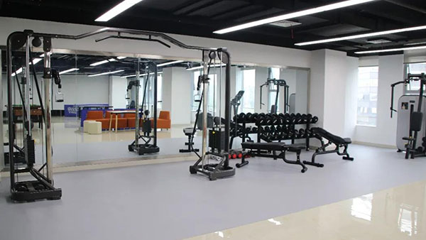 為了提升員工體驗？這家公司竟然把報告廳拆了......